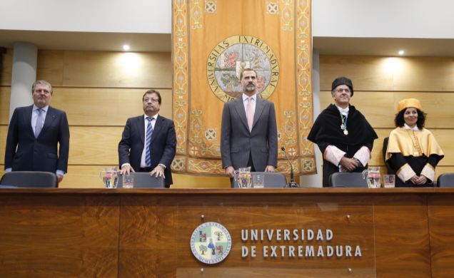 Su Majestad el Rey acompañado por las autoridades en la mesa presidencial del Salón de Grados 