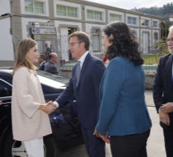 Su Majestad la Reina recibe el saludo del presidente de la Xunta de Galicia, Alberto Núñez Feijoo