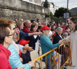 Doña Letizia recibe el cariño del público congregado a su llegada a Mondoñedo