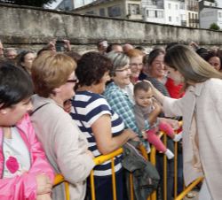Su Majestad la Reina durante su recorrido por las calles de Mondoñedo