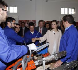 Doña Letizia saluda a alguno de los alumnos que forman el aula de técnica forestal