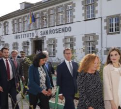 Su Majestad la Reina se dirige, acompañada de las autoridades presentes en el acto, hacia el polideportivo del Instituto San Rosendo, donde continuarí