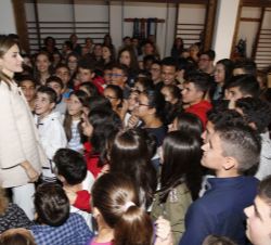 Doña Letizia con los alumnos del Instituto San Rosendo