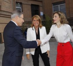 Su Majestad la Reina recibe el saludo del presidente de Cruz Roja Española, Javier Senent