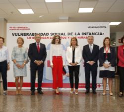 Su Majestad la Reina junto a las autoridades e invitados asistentes al Debate