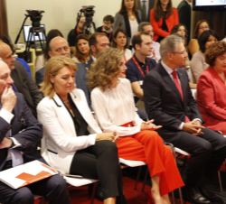 Doña Letizia en el salón de actos de la Sede Central de la Cruz Roja, momentos antes del comienzo del Debate