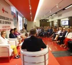 Vista general del salón de actos de la Sede Central de la Cruz Roja durante el Debate "Visión de los expertos en infancia"
