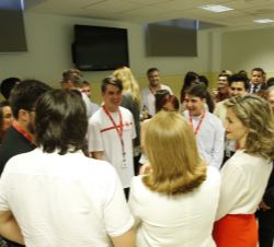 Su Majestad la Reina conversa con algunos de los voluntarios de la Cruz Roja al término del Debate