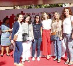 Doña Letizia con un grupo de personas que aportaron su donativo