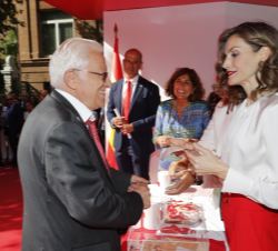 Su Majestad la Reina junto al Padre Ángel que, un año más, quiso también aportar su donativo
