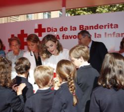 Doña Letizia junto a un grupo de escolares que aportaron su donativo