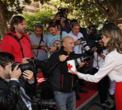 Su Majestad la Reina junto a los fotógrafos que cubrieron el acto y que también aportaron su donativo