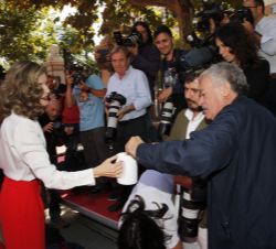 Doña Letizia recoge el donativo de la prensa acreditada