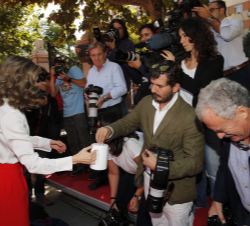 Un periodista deposita su donativo en presencia de Su Majestad la Reina