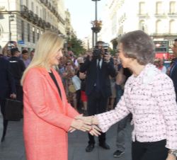 Su Majestad la Reina Doña Sofía recibe el saludo de la presidenta de la Comunidad de Madrid, Cristina Cifuentes