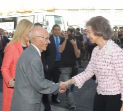 Su Majestad la Reina Doña Sofía recibe el saludo del presidente de Cruz Roja de Madrid, Carlos Payá