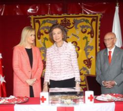 Su Majestad la Reina Doña Sofía en la mesa de cuestación, acompañada de la presidenta de la Comunidad de Madrid y el presidente de Cruz Roja de Madrid