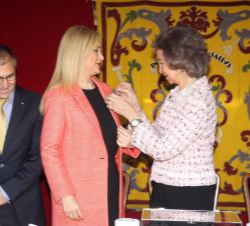 Su Majestad la Reina Doña Sofía con la presidenta de la Comunidad de Madrid, Cristina Cifuentes, tras entregar esta última su donativo a la Cruz Roja 