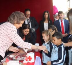 Doña Sofía entrega sus distinciones a algunos niños tras haber hecho entrega de sus donativos