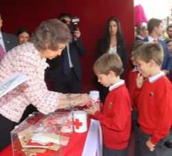 Su Majestad la Reina Sofía junto a un grupo de escolares que depositó sus donativos con motivo del Día de la Banderita