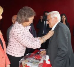 El Padre Ángel tras aportar su donativo en la mesa presidida por Su Majestad la Reina Doña Sofía