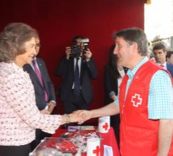 Su Majestad la Reina Doña Sofía saluda a uno de los voluntarios de Cruz Roja presentes en la mesa de cuestación