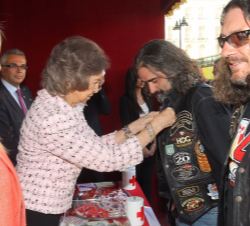 Su Majestad la Reina con un grupo de moteros de Harley Davidson que acudieron a su cita anual con el Día de la Banderita