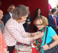 Doña Sofía impone su distinción a una ciudadana que también quiso participar con su donativo en el Día de la Banderita