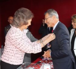 Su Majestad la Reina Doña Sofía hace entrega de su distintivo al presidente de Cruz Roja Española, Javier Senent