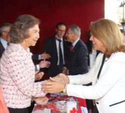 Su Majestad la Reina Doña Sofía conversa con la secretaria de Estado de Servicios Sociales e Igualdad, Susana Camarero