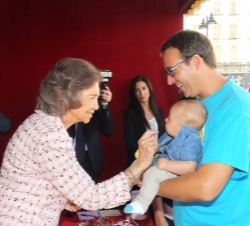 Doña Sofía atendió a todos y cada una de las personas que ofrecieron su donativo a Cruz Roja Española