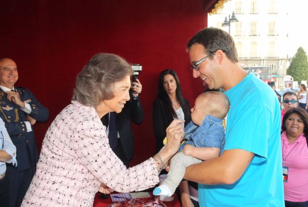 Doña Sofía atendió a todos y cada una de las personas que ofrecieron su donativo a Cruz Roja Española