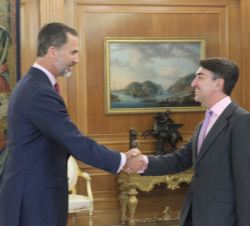 Su Majestad el Rey saluda al director de la Fundación Carolina, Jesús Andreu