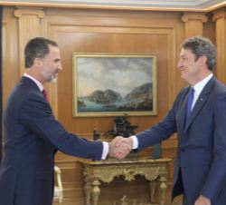 Su Majestad el Rey saluda al director de la Fundación Rafael del Pino, Vicente Montes