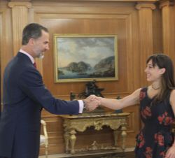 Su Majestad el Rey saluda a la directora de programas de becas e investigación de la Fundación Rafael del Pino, Oihana Basilio Ruiz de Apodaca