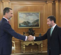 Su Majestad el Rey saluda al secretario general y gerente de la Fundación Carolina, Gustavo Rovira