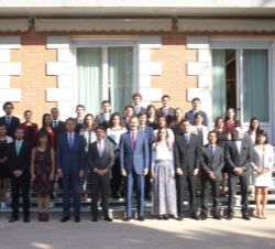 Su Majestad el Rey con los participantes en la XIV edición del programa de Jóvenes Líderes Iberoamericanos