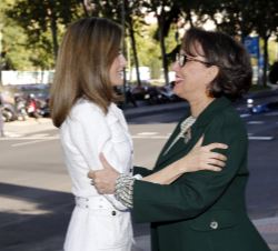 Su Majestad la Reina es recibida a su llegada a la Casa de América por la Secretaria general iberoamericana, Rebeca Grynspan