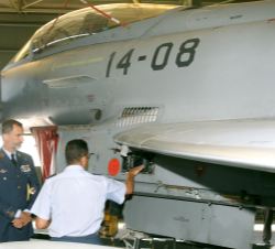Su Majestad el Rey durante el recorrido por el hangar de Revisiones y Reparaciones