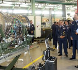 Don Felipe durante el recorrido por el hangar de Revisiones y Reparaciones frente a uno de los motores en revisión