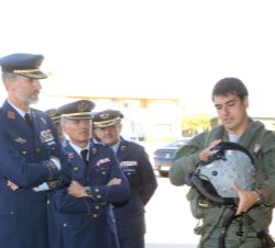 Don Felipe recibe explicaciones sobre el equipo de piloto en su recorrido por la plataforma de aparcqamiento de aeronaves del Ala nº 14