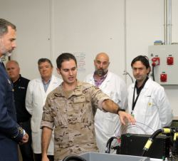 Su Majestad el Rey durante su visita al Taller de Electrónica