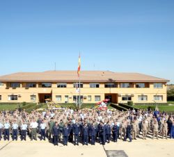 Fotogarfía de grupo de Su Majestad el Rey junto al personal destinado en el Ala nº 14 del Ejército del Aire