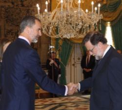 Don Felipe recibe el saludo del Presidente del Gobierno en funciones, Mariano Rajoy