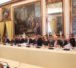 Sus Majestades los Reyes, acompañados por el presidente del Gobierno en funciones, el ministros de Asuntos Exteriores y de Cooperación en funciones, e