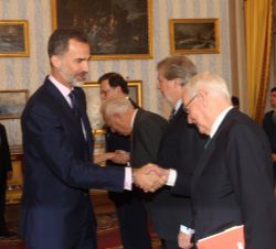Don Felipe recibe el saludo del director del Instituto Cervantes, Víctor García de la Concha