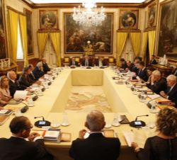 Vista general durante el transcurso de la reunión que Don Felipe y Doña Letizia mantuvieron con el Patronato del Instituto Cervantes