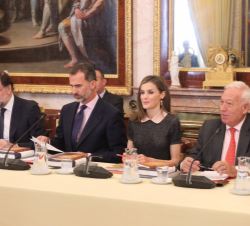 Los Reyes, junto al presidente del Gobierno en funciones y el ministro de Asuntos Exteriores y de Cooperación en funciones