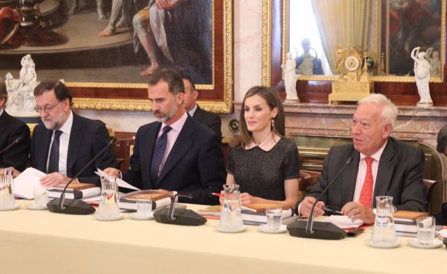 Los Reyes, junto al presidente del Gobierno en funciones y el ministro de Asuntos Exteriores y de Cooperación en funciones