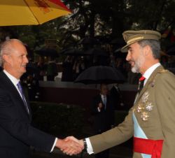 Su Majestad el Rey es recibido por el ministro de Defensa en funciones, Pedro Morenés